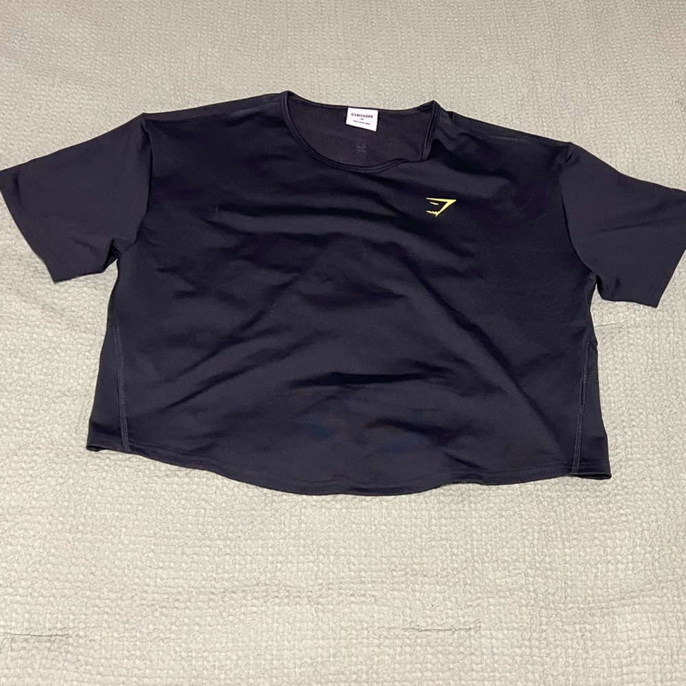 Gym shark cropped shirt
